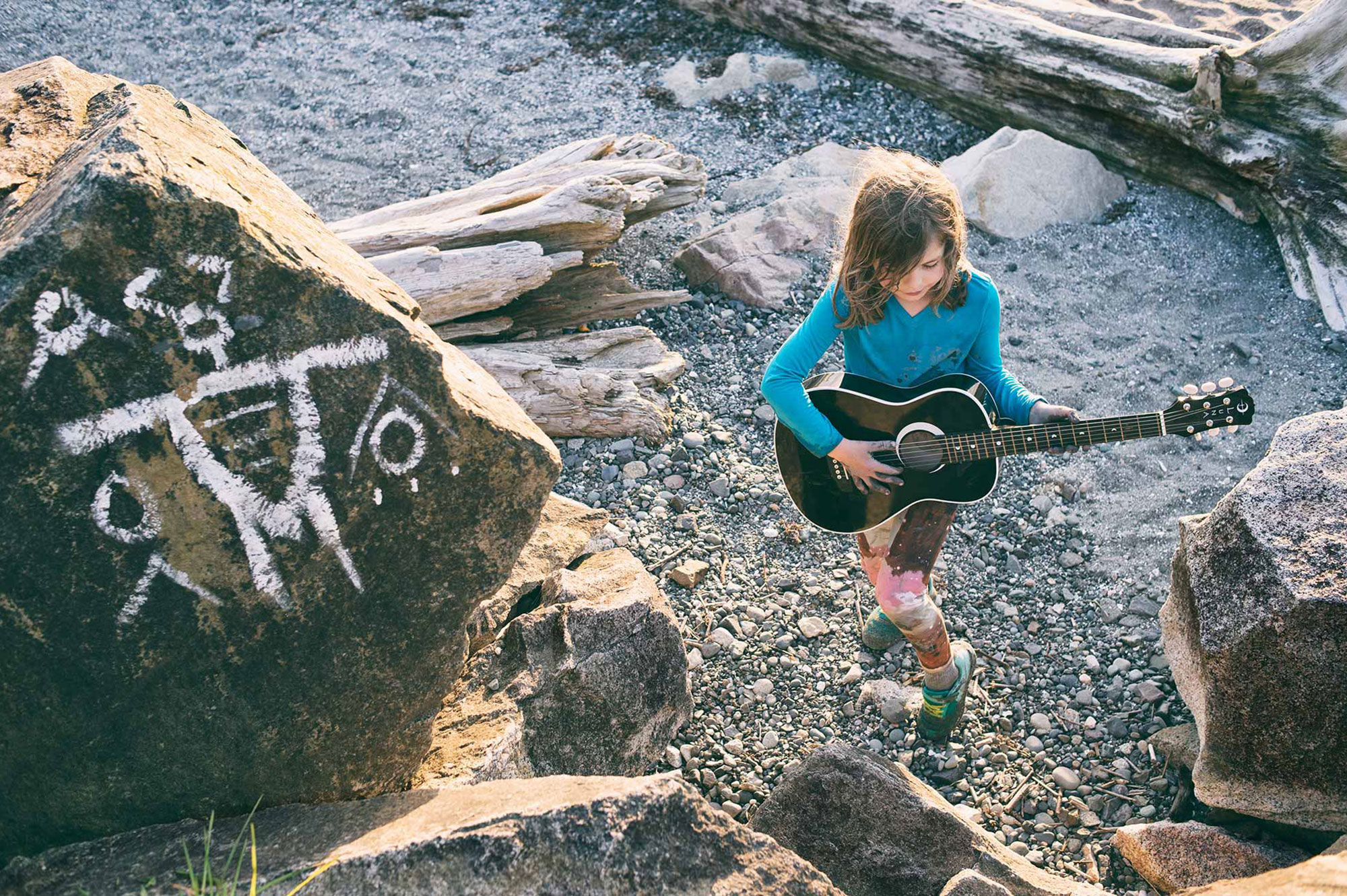 Girl playing guitar. Portrait Photographer Anita Nowacka